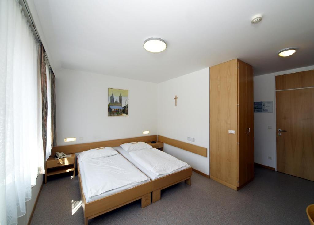 Postel nebo postele na pokoji v ubytování Hotel Kolping Wien Zentral