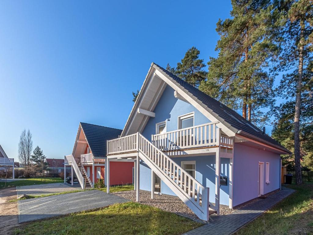 uma casa branca e rosa em Ferienhaus Merlin em Röbel