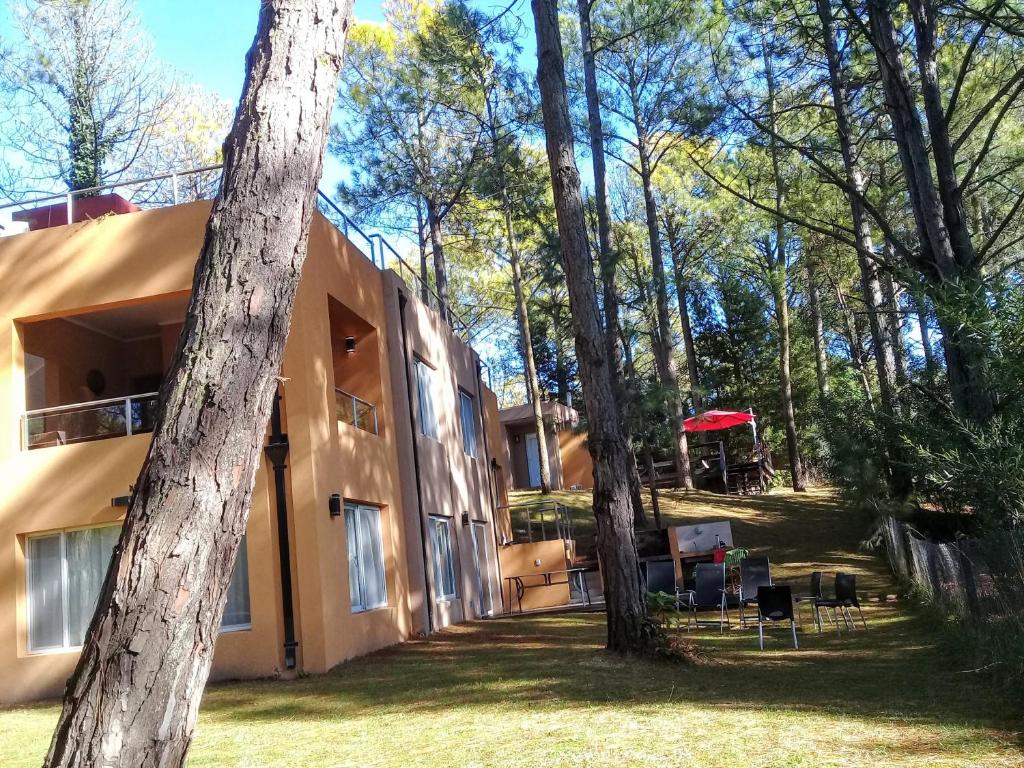 una vista exterior de un edificio en el bosque en Pelicano Carilo en Cariló