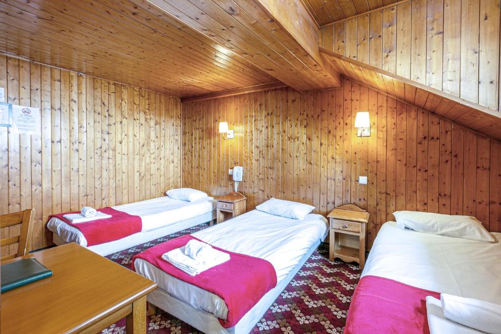 Postel nebo postele na pokoji v ubytování Hotel Le Chamonix