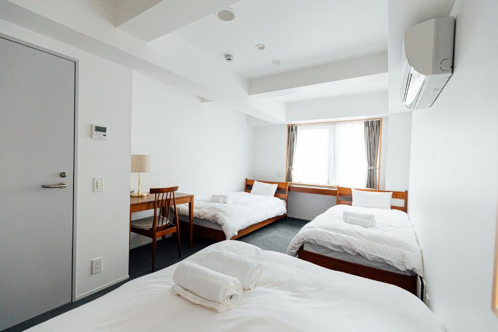 Postel nebo postele na pokoji v ubytování KéFU stay & lounge