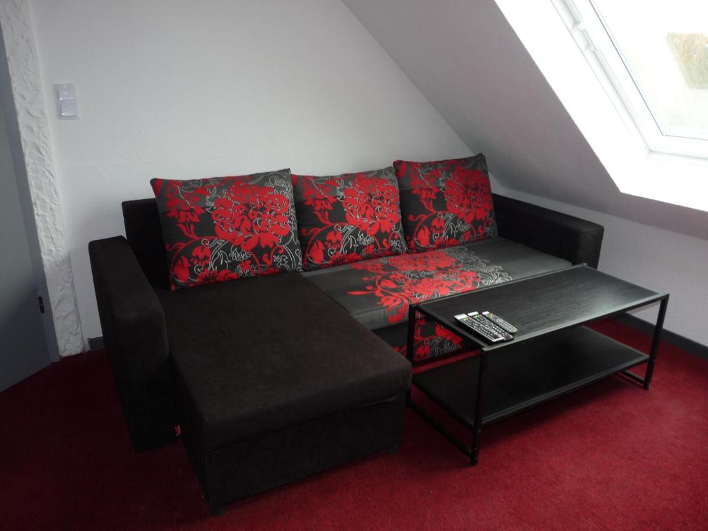 sala de estar con sofá y mesa en gemütliche Ferienwohnung, en Düsseldorf