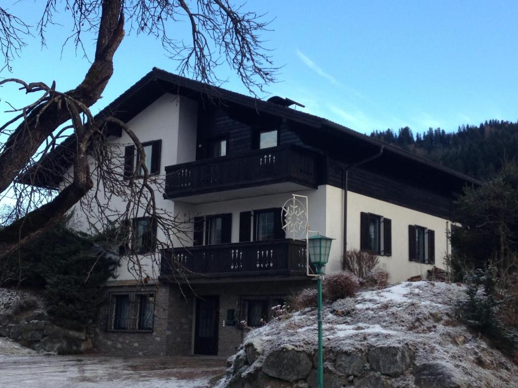 ein Haus mit einem Balkon an der Seite in der Unterkunft Haus Herz in Haus im Ennstal