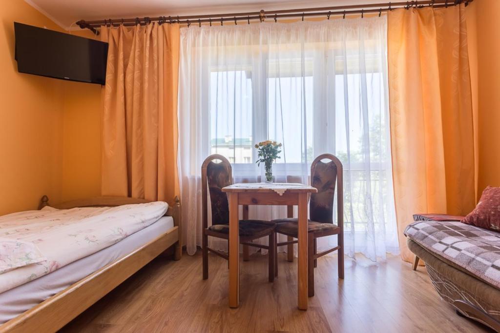 Posteľ alebo postele v izbe v ubytovaní POKOJE u JÓZKA