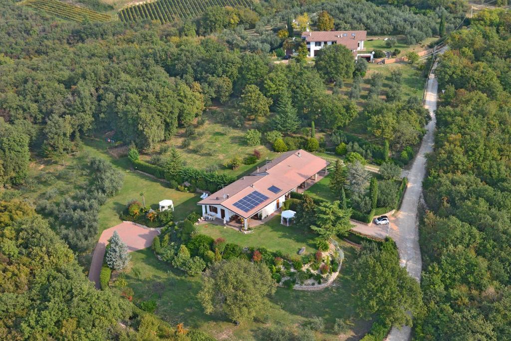 una vista aérea de una gran casa en el bosque en B&B Romy Rocker, en Verona