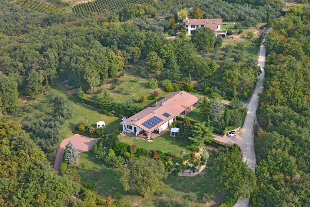 an overhead view of a large house in the forest at B&B Romy Rocker in Verona