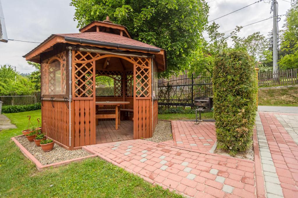 Vonkajšia záhrada v ubytovaní POKOJE u JÓZKA