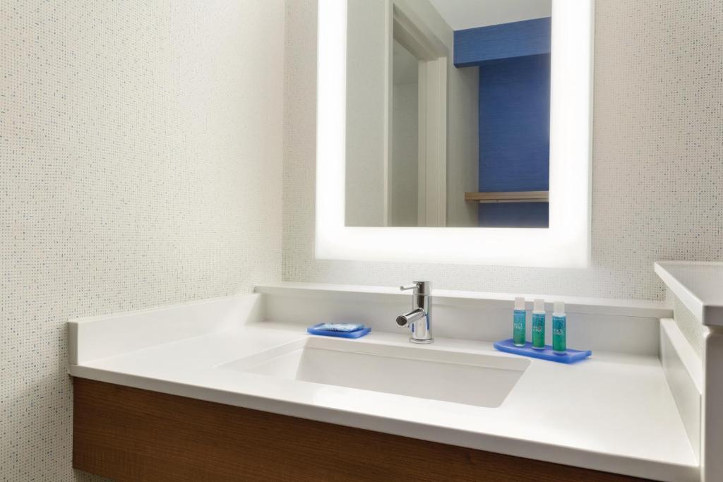 Holiday Inn Express Hartford South - Rocky Hill, an IHG Hotel - Room King Estándar