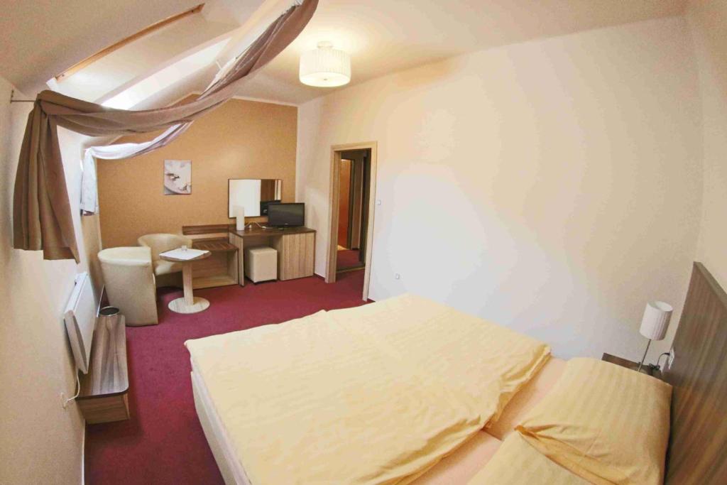 Postel nebo postele na pokoji v ubytování Hotel Koruna