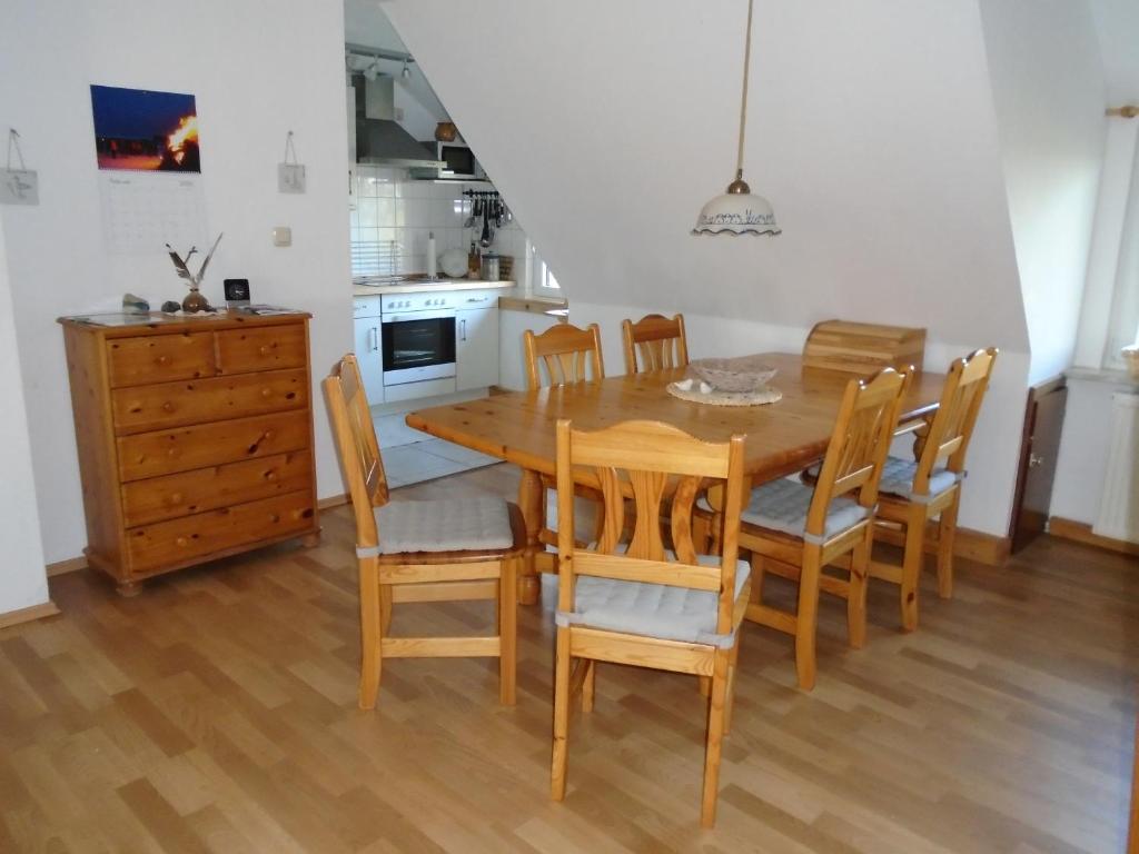 eine Küche mit einem Esstisch und Stühlen in der Unterkunft Lammerswarft in Westerhever