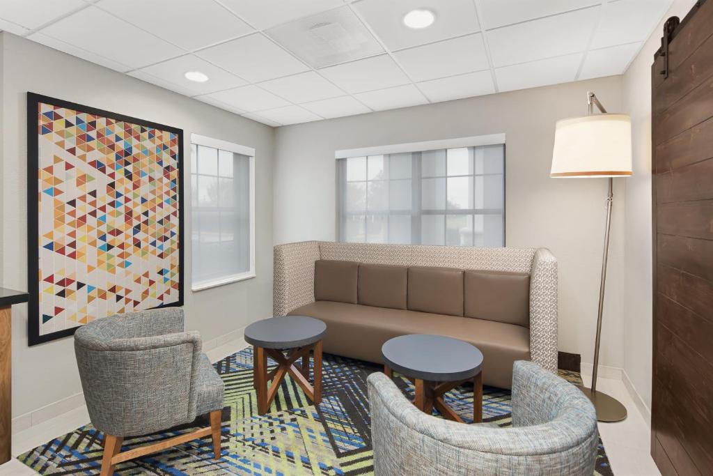 Χώρος καθιστικού στο Holiday Inn Express Hotel & Suites Byron by IHG