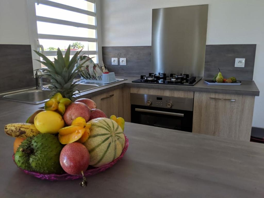 un cesto di frutta su un bancone in cucina di Villa Papillon a Saint-François