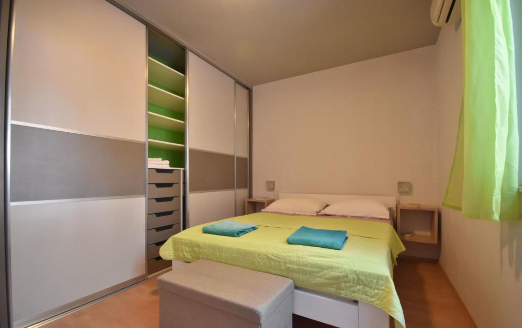 Dormitorio pequeño con cama y armario en Room 4 Two, en Bol