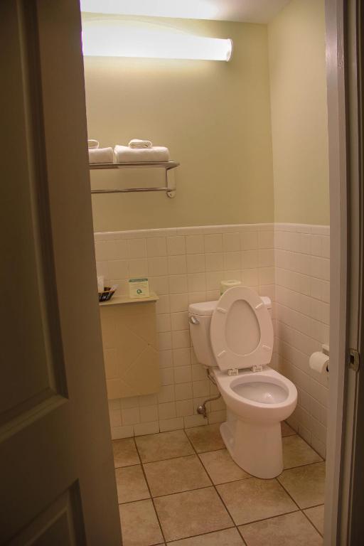 Relax Inn and Suites Kuttawa Eddyville photo