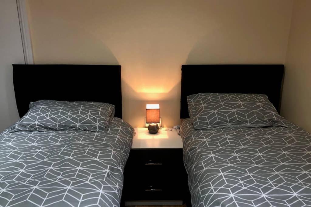 deux lits côte à côte dans une chambre dans l'établissement 133B PARK ROAD STRETFORD MANCHESTER, à Manchester