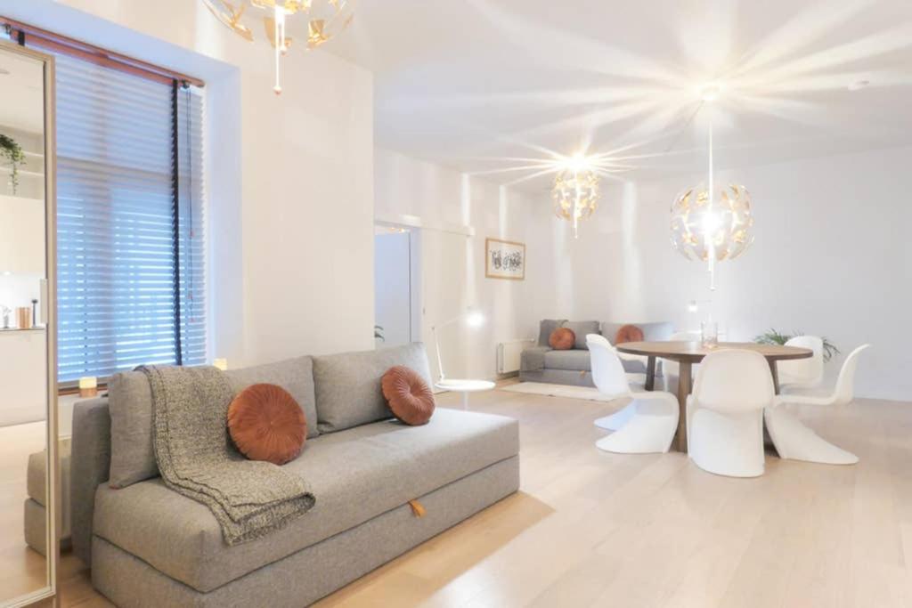 Posezení v ubytování Exquisite apartment, most convenient location, Apt 5.
