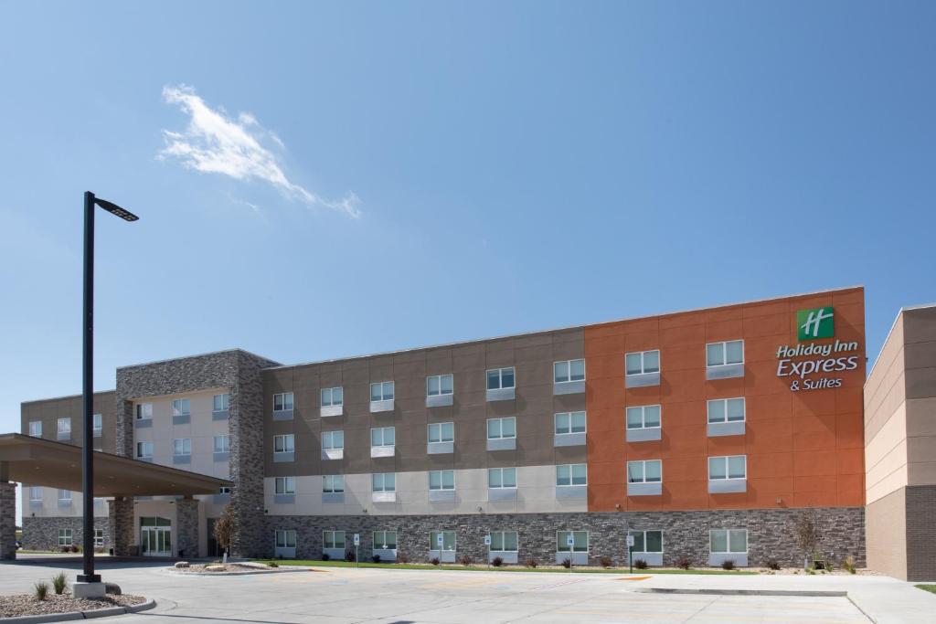 un'immagine della parte anteriore della locanda express hotel di Holiday Inn Express & Suites Sioux City North - Event Center, an IHG Hotel a Dakota Dunes