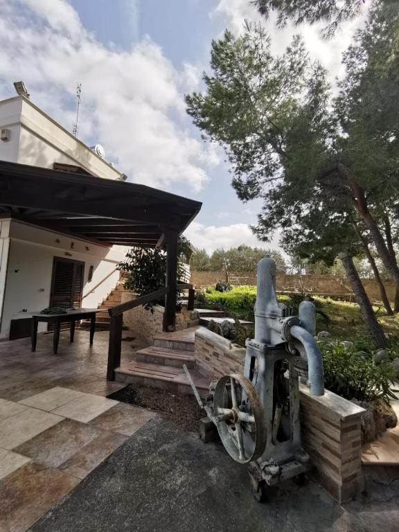 un cannone si trova all'esterno di un edificio di La Casa Nella Pineta - Gallipoli a Gallipoli