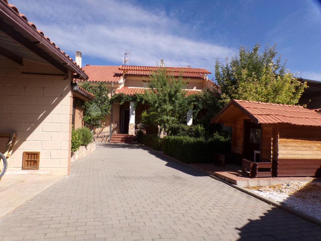 una casa con entrada junto a un edificio en Rural Olalla, en Villar de Olalla