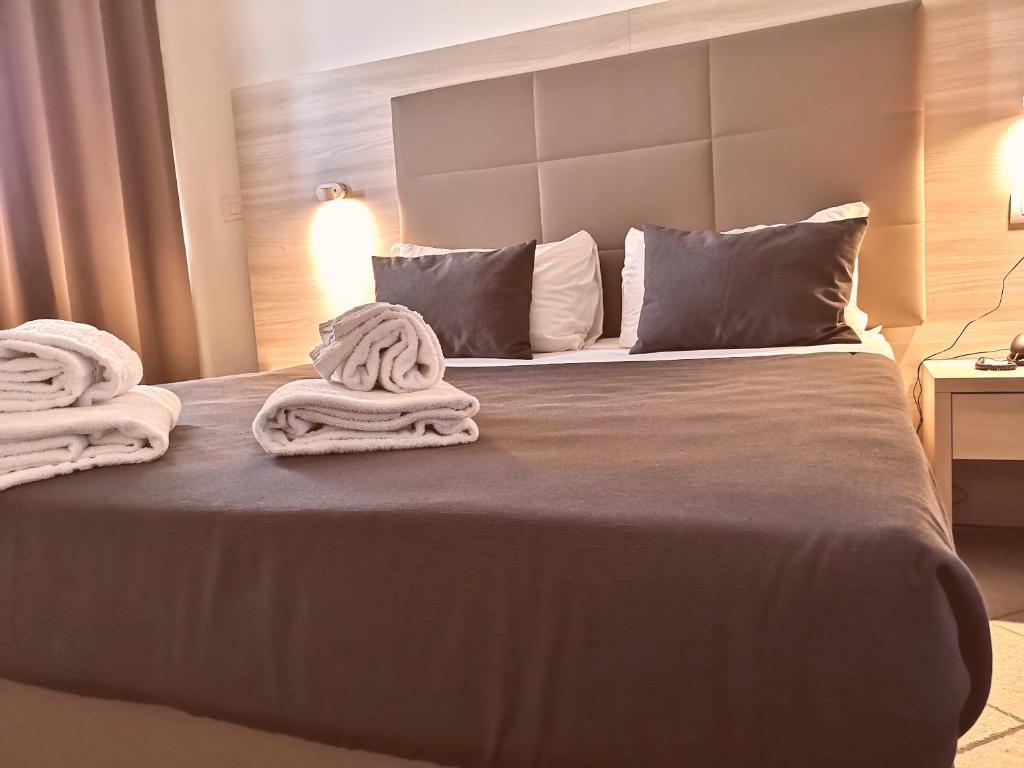 Letto o letti in una camera di Academy Hotel
