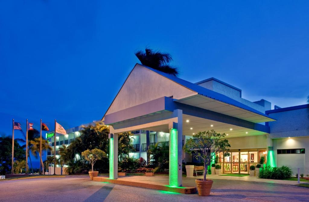 ポンセにあるHoliday Inn Ponce & El Tropical Casino, an IHG Hotelの前面に緑色の灯りがある建物