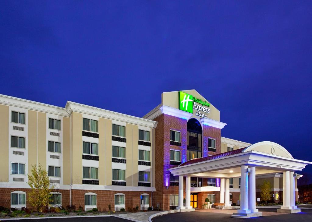 un hotel con un cartel en la parte delantera en Holiday Inn Express & Suites Niagara Falls, an IHG Hotel en Niagara Falls
