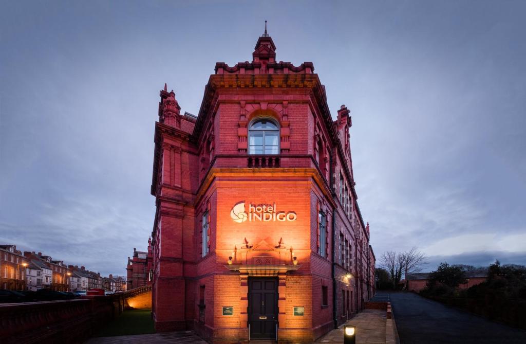 un edificio con un cartello sul lato di Hotel Indigo - Durham, an IHG Hotel a Durham