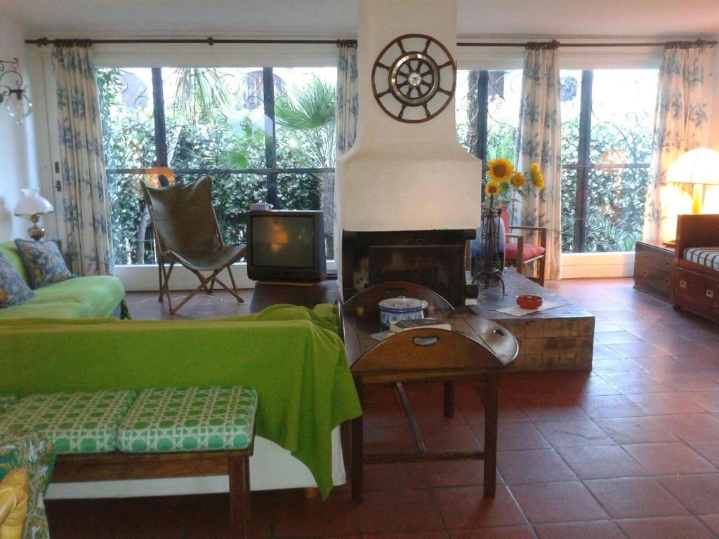 sala de estar con sofá y chimenea en villa Clody san felice circeo, en San Felice Circeo
