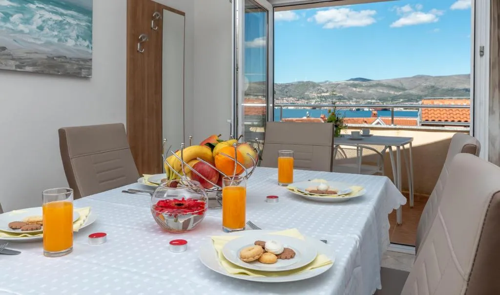 Amazing 2 bedroom apartment with a sea view, Centola, Croatia