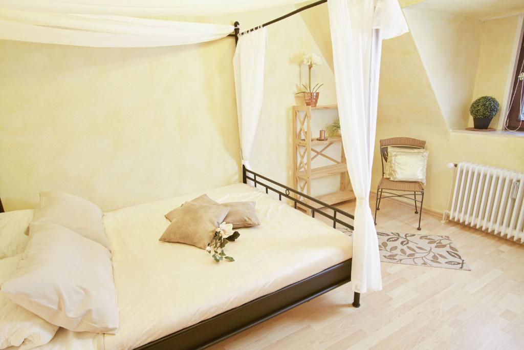 Haus OstseeLicht في سيركسدورف: غرفة نوم بسرير مع مظلة