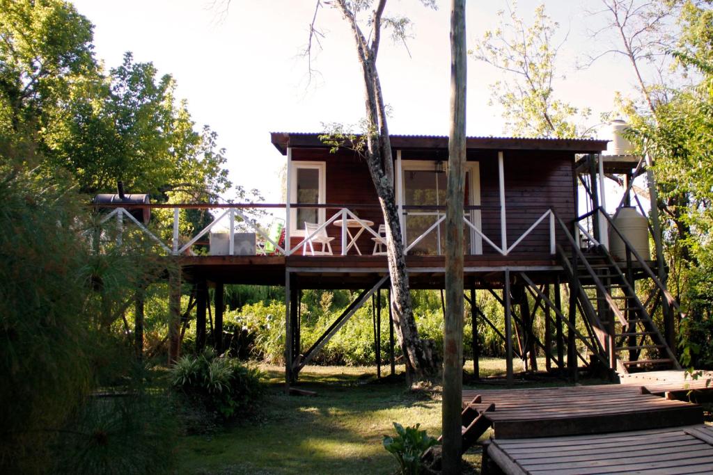 una casa en un marco de árbol en el bosque en Cabaña Delta.LaSofi en Tigre