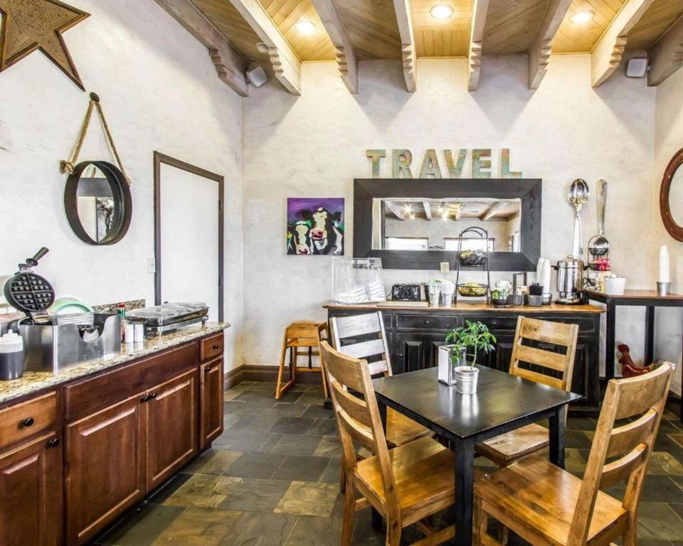 una cucina e una sala da pranzo con tavolo e sedie di The Lodge on Route 66 a Williams