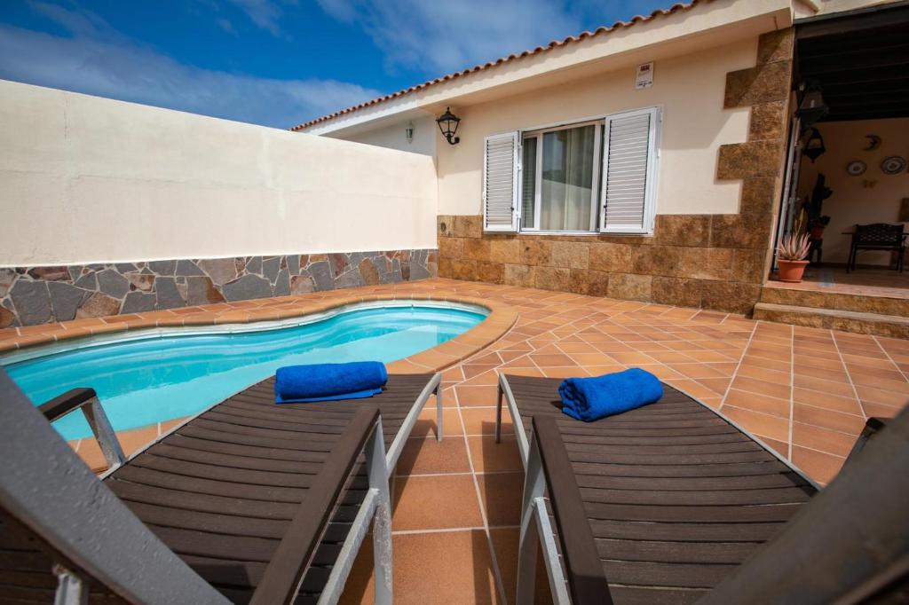 Bazén v ubytování La Maison de la Plage, by Comfortable Luxury nebo v jeho okolí