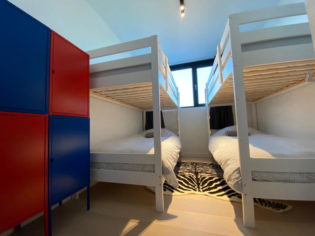 a room with two bunk beds in it at Coxy Penthouse Koksijde in Koksijde