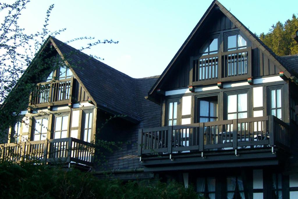 une maison avec des balcons sur son côté dans l'établissement Apartment Central, à Willingen