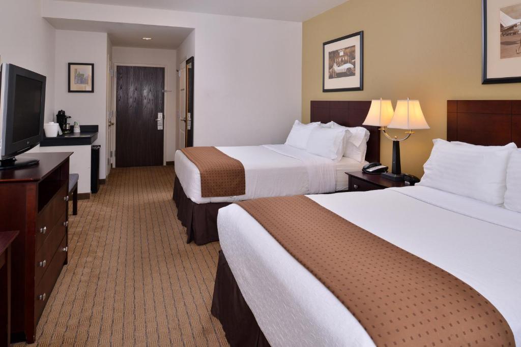 Holiday Inn Madison at The American Center by IHG photo