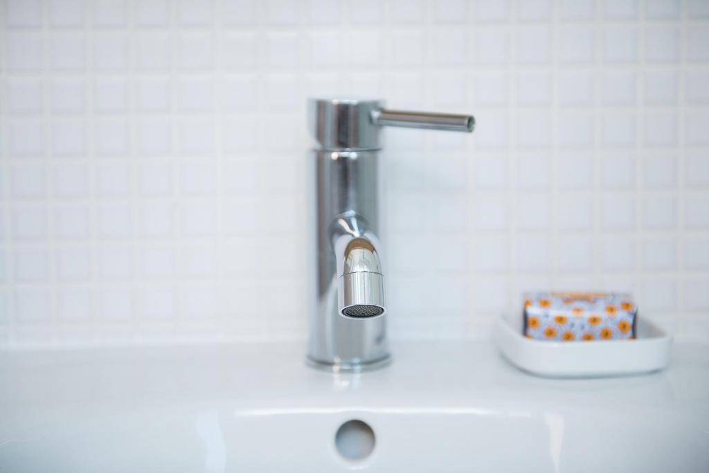 umywalkę w łazience z kranem na ladzie w obiekcie Flattered to be in Lisboa w Lizbonie