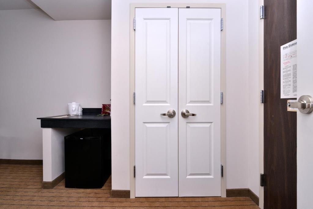 Holiday Inn Madison at The American Center by IHG photo