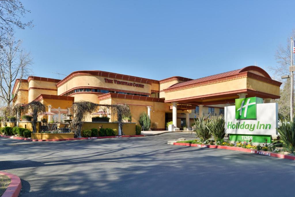 ランチョ・コルドバにあるHoliday Inn Rancho Cordova - Northeast Sacramento, an IHG Hotelの正面に駐車場がある建物