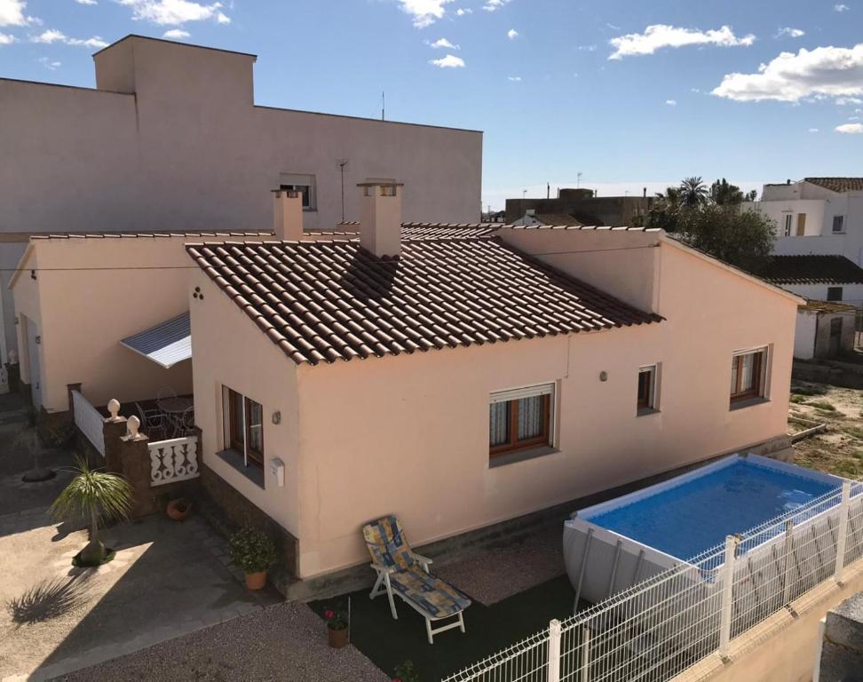 uma vista aérea de uma casa com piscina em Casa Felix em Sant Jaume d'Enveja