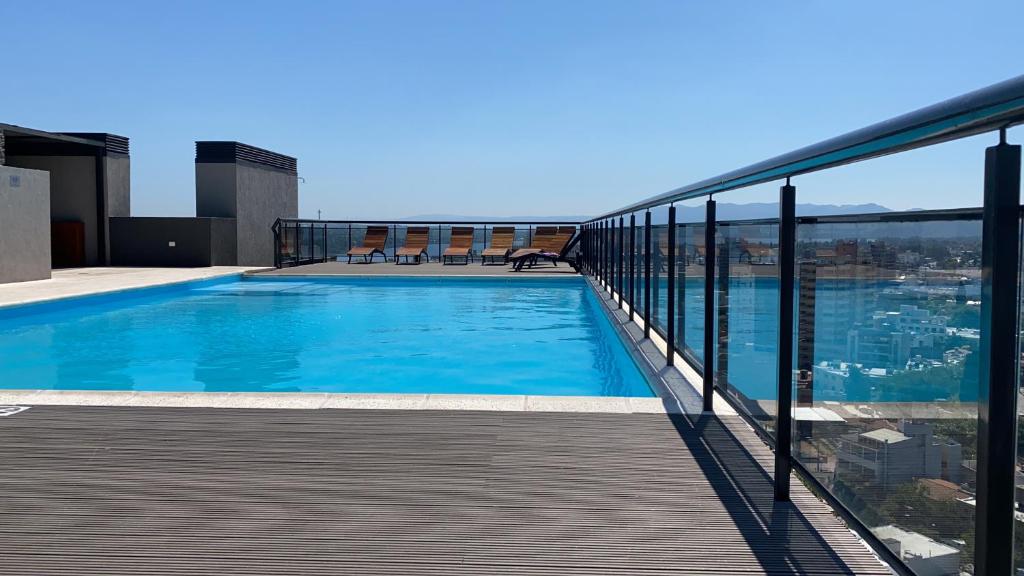 una piscina en la azotea de un edificio en Departamento céntrico con increíble vista panorámica en Villa Carlos Paz