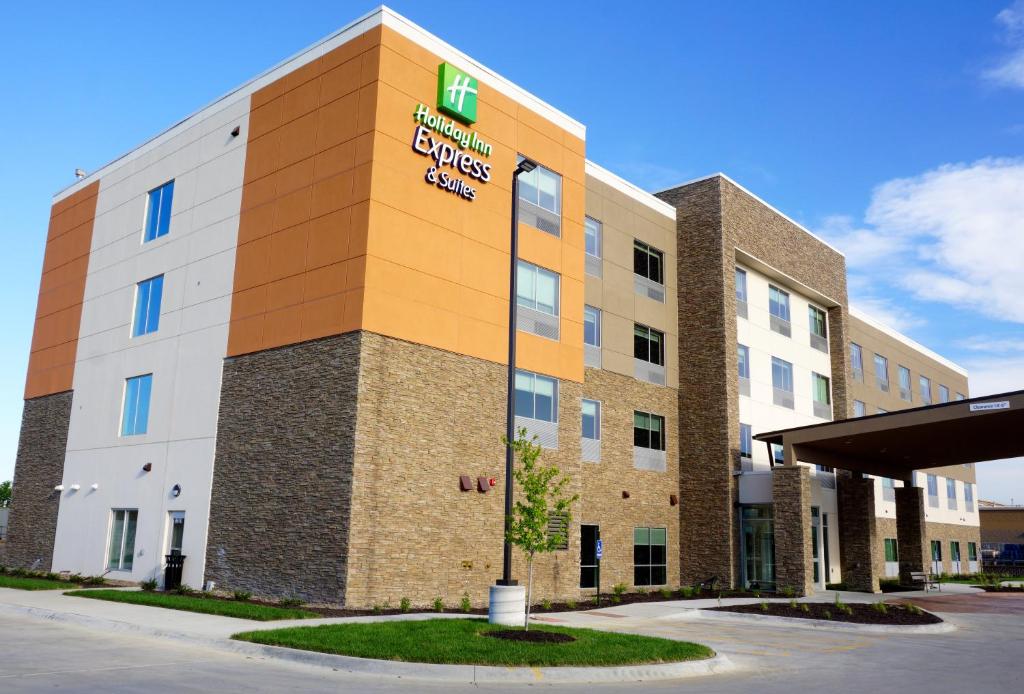budynek szpitalny z napisem w obiekcie Holiday Inn Express & Suites Omaha - Millard Area, an IHG Hotel w mieście Millard