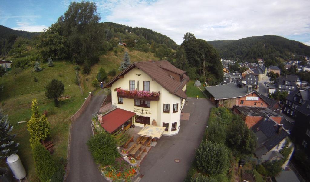 a large white house on a street in a village at Ankerbräu Ferienwohnungen Brauerei Bierbad in Steinach