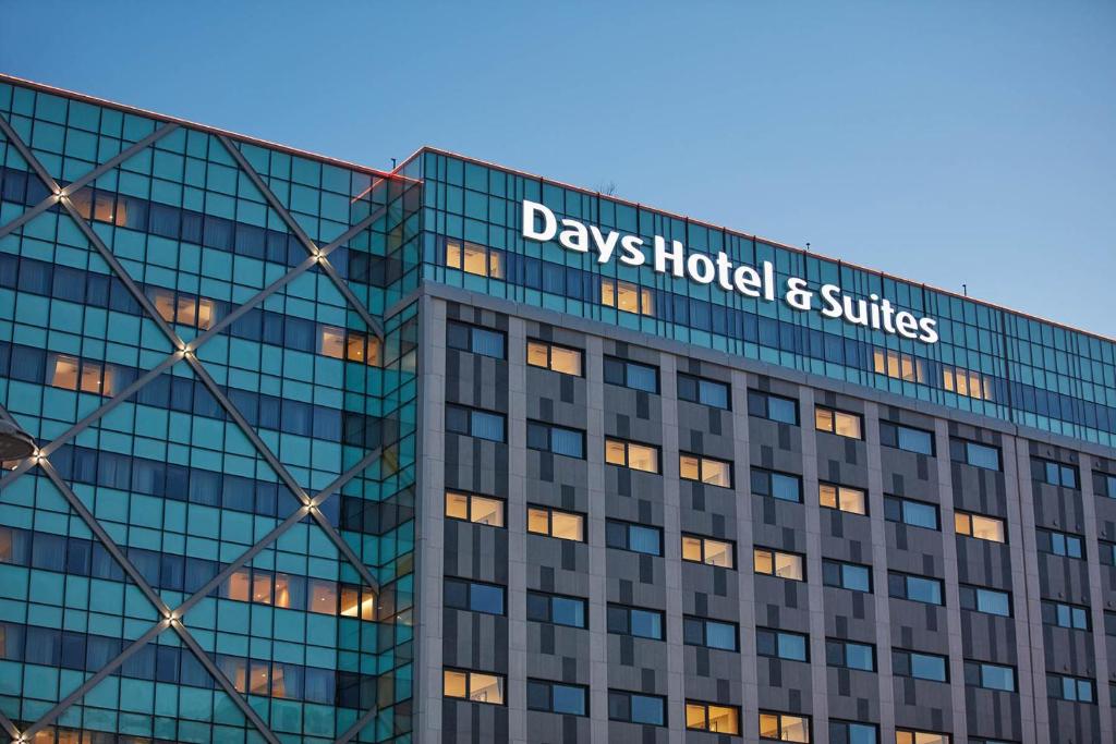 un edificio de cristal con los días que el hotel y las suites firman en él en Days Hotel & Suites by Wyndham Incheon Airport en Incheon