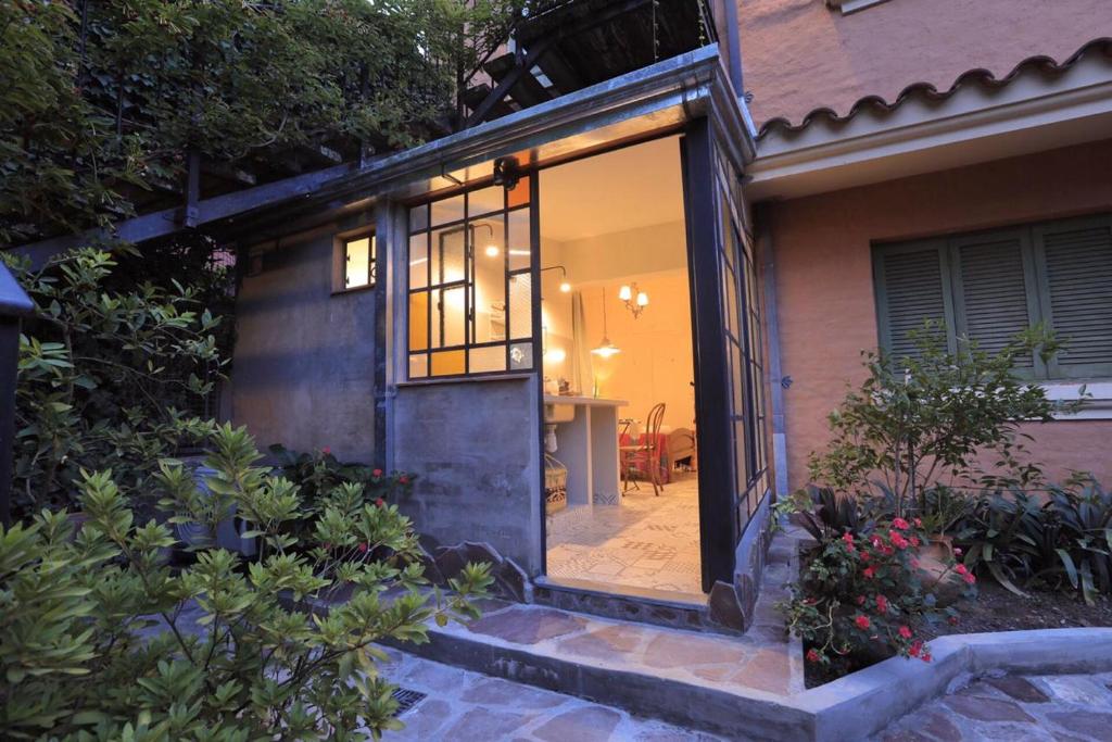 una puerta de cristal de una casa con patio en Loft para 2 personas en San Salvador de Jujuy