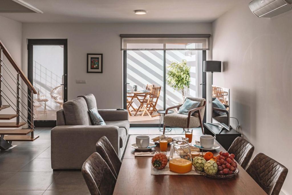een woonkamer met een tafel met fruit erop bij 9 Furnas Villa in Furnas