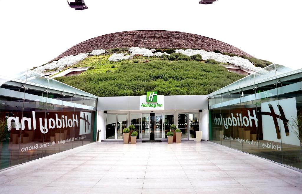 ノーラにあるHoliday Inn Nola - Naples Vulcano Buono, an IHG Hotelの緑のドームが立つ大きな建物