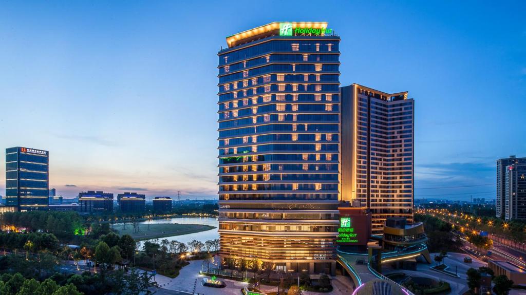 wysoki budynek z oświetleniem na górze w obiekcie Holiday Inn Nanjing Qinhuai South, an IHG Hotel w mieście Jiangning