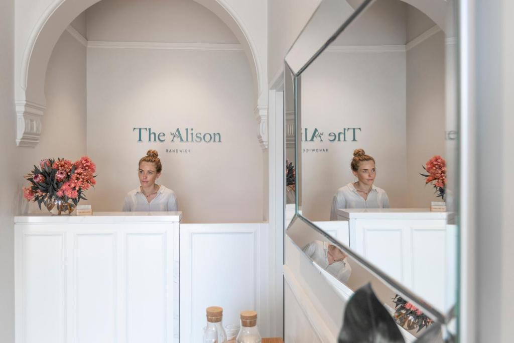 Una mujer se mira en un espejo. en The Alison Randwick en Sídney