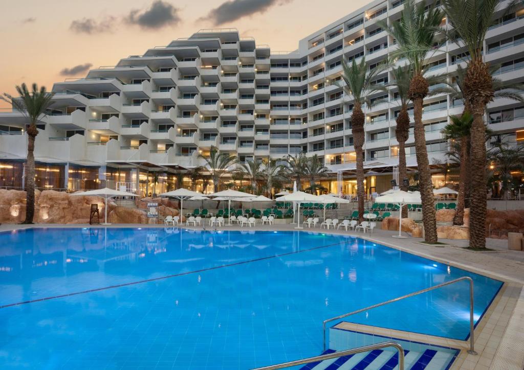 Vert Hotel Eilat by AFI Hotels في إيلات: مسبح كبير امام الفندق